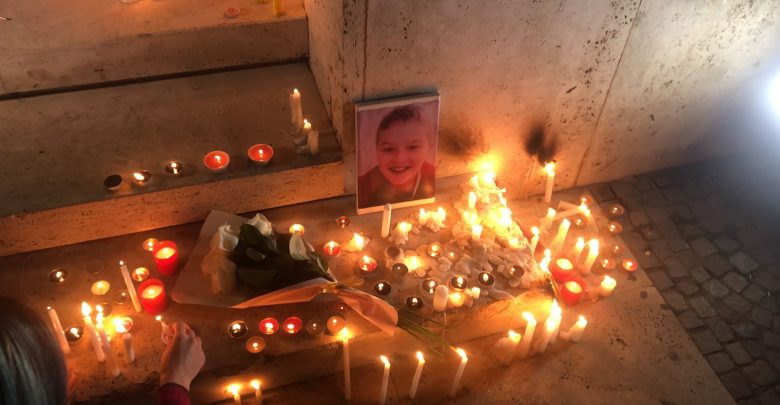 U vra nga fqinji i tij, në shkallët e kryeministrisë ndizen qirinj për 8-vjeçarin Mateo Vasiu