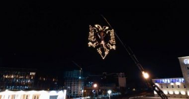 VIDEO/ Ngrihet “shqiponja” te sheshi “Nënë Tereza”, akrobatja performancë të jashtëzakonshme në Ditën e Flamurit