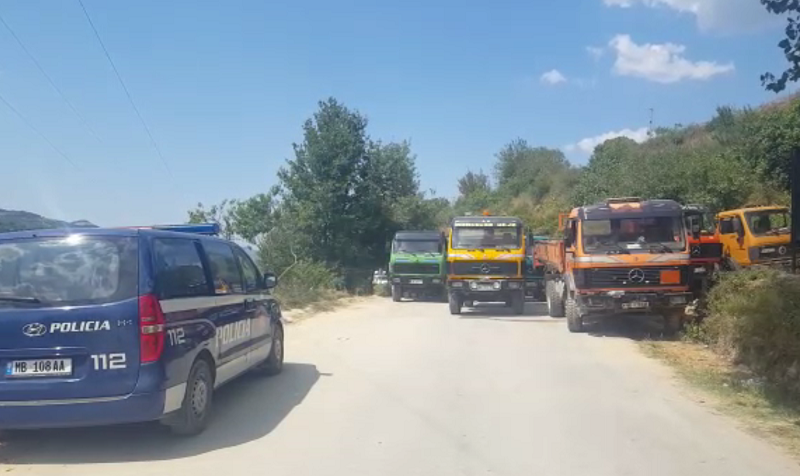 Mallra pa faturë tatimore, policia bllokon kamionët në Levan të Fierit