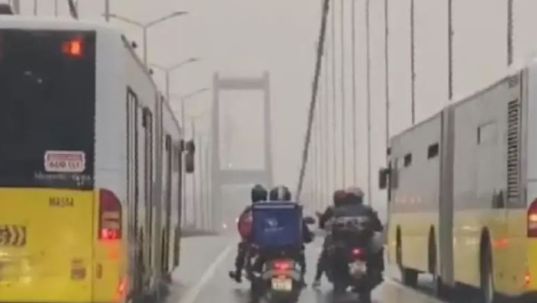 VIDEO/ Autobusët formojnë “mur” për të mbrojtur motoçiklistët nga era e fortë në urën e Bosforit