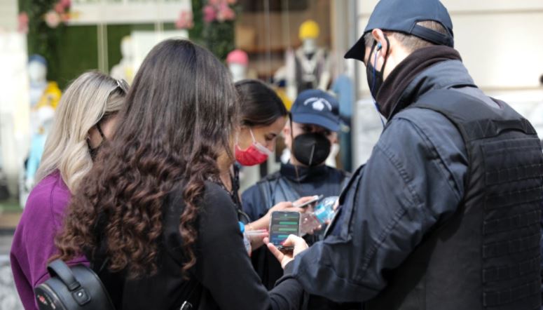 Greqia me “dorë të hekurt” për masat anti-covid, 4 arrestime dhe 135 mijë euro gjoba për shkelësit