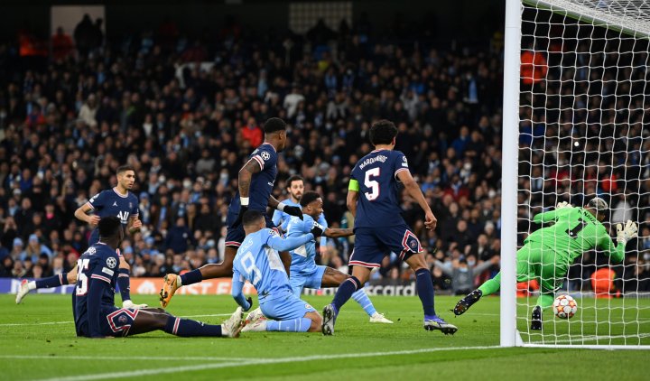 VIDEO/ Man City triumfon me përmbysje ndaj PSG dhe “blindon” kreun