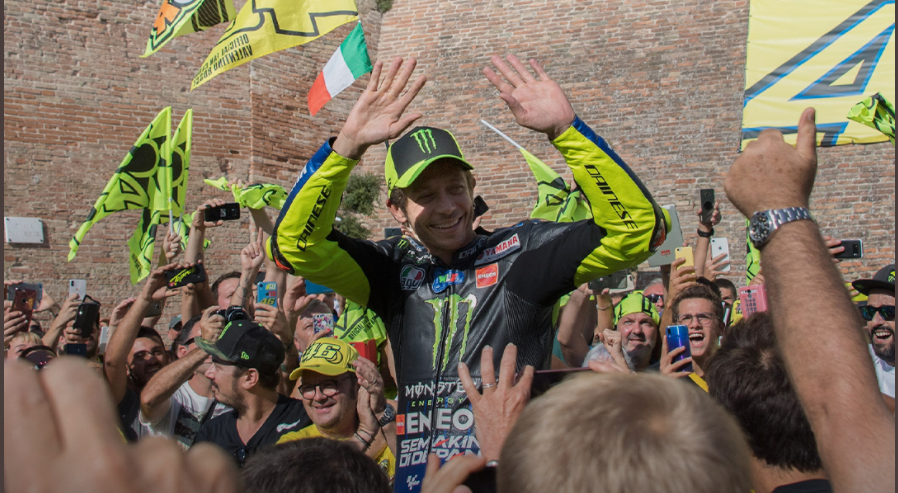 Valentino Rossi përshëndet MotoGP