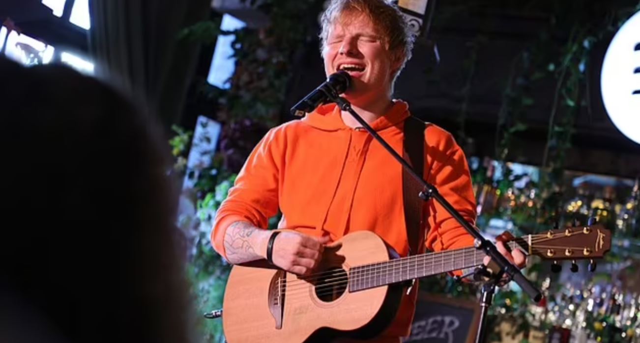 Ed Sheeran i rikthehet skenës pas betejës me Covid-19