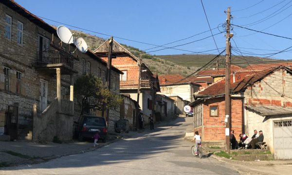 Vëllai e vrau vëllanë, pastaj e tërhoqi zvarrë dhe e dogji: Prokuroria i njofton akuzën autorit