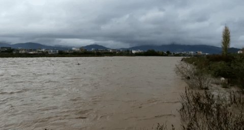 Po vërshojnë lumenjtë, tre qarqet që do të godasë stuhia me përmbytje