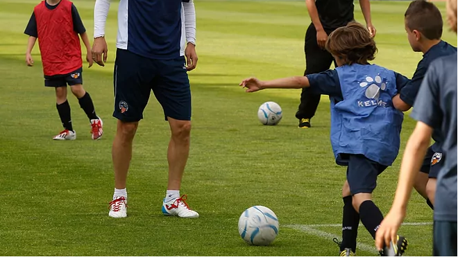 Trajneri i futbollit pranon se ka abuzuar dhe ngacmuar 30 të mitur