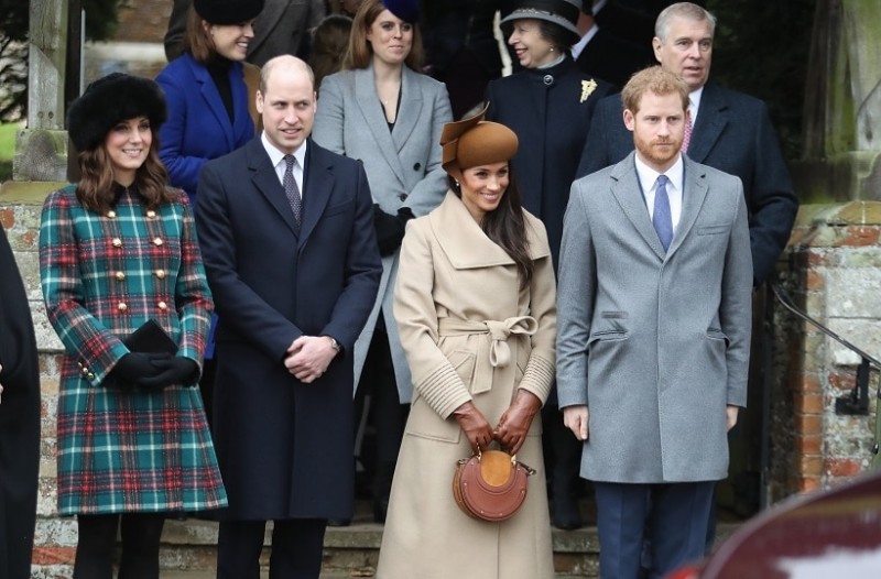 A e dini pse gratë e familjes mbretërore mbajnë gjithmonë një çantë si zarf?