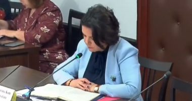 Deputetja i “përvishet” ministres: Diagnoza s’del e saktë, spitali i Korçës me mjekë pensionistë “në dorë” të COVID