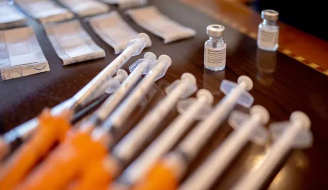 BioNTech nis punën për të përshtatur vaksinën për variantin e ri