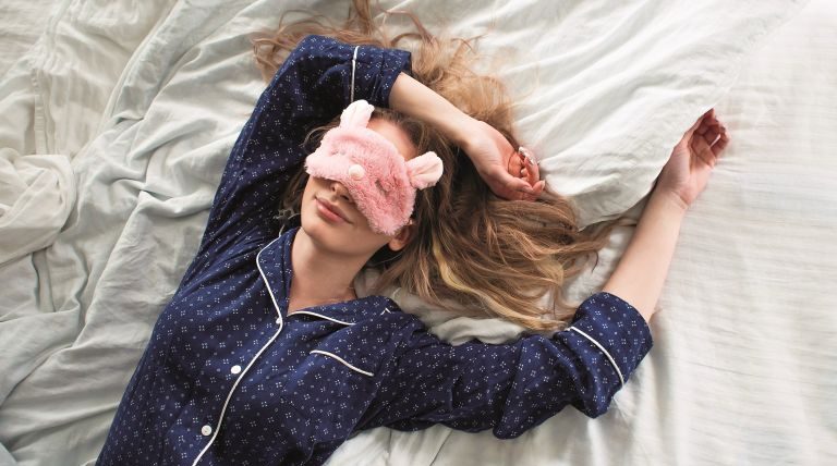 7 arsye pse duhet të flini me shpinë