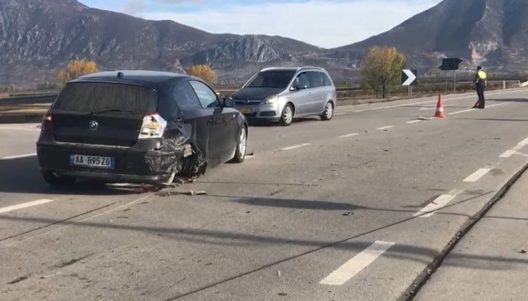 Aksident në aksin rrugor Korçë – Kapshticë, përplasen dy makina njëra përfundon në fushë