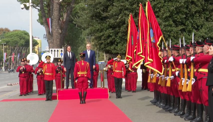 Kryeministri i Holandës mbërrin në Tiranë, pritet me ceremoni shtetërore nga Rama