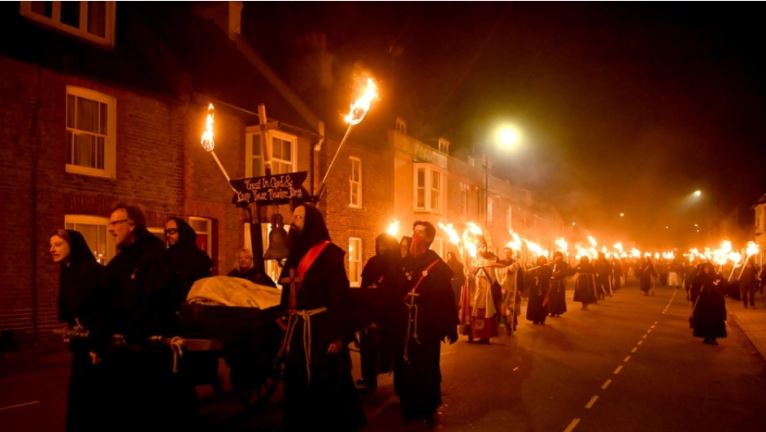 Rrugët në flakë, britanikët festojnë “Natën e Zjarrit”