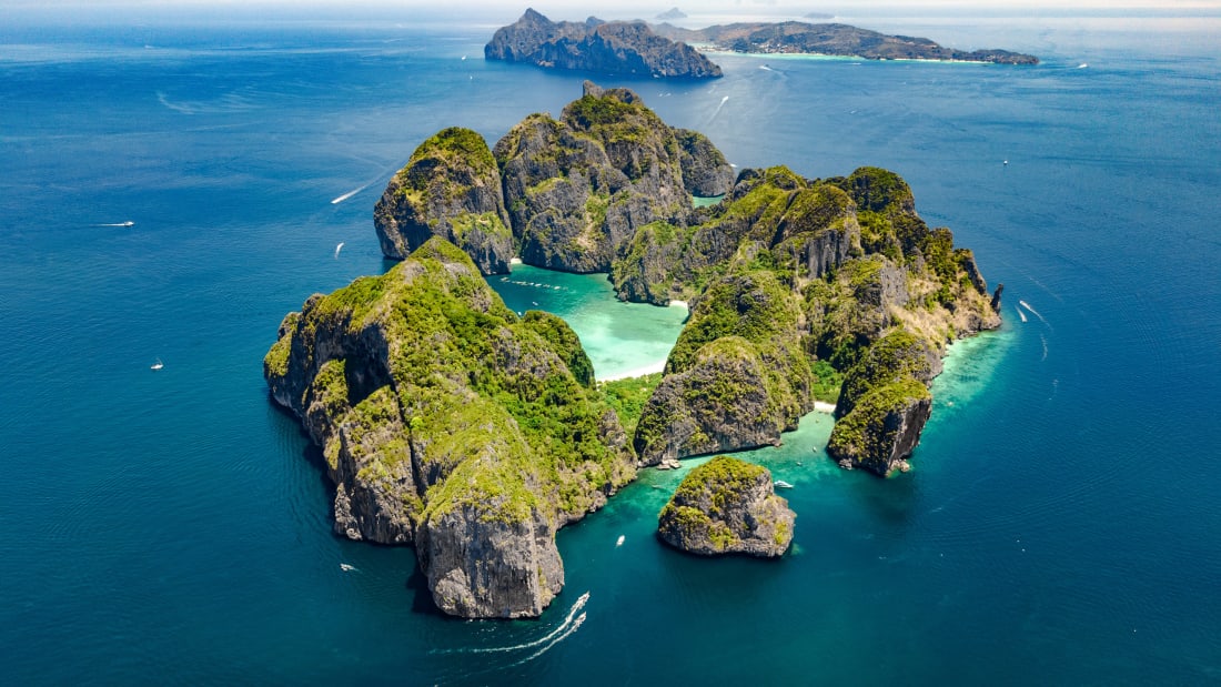 U bë i njohur nga filmi “The Beach”, hapet për turistët gjiri i famshëm në Tajlandë