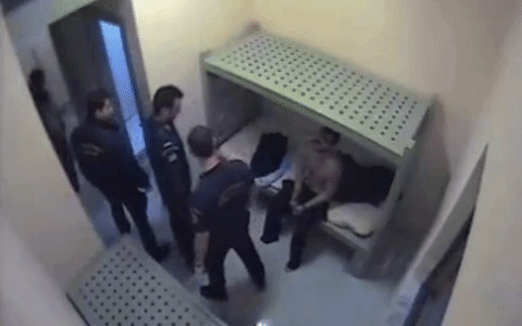 Vranë duke torturuar Ilia Karelin, gjykata greke mëshiron gardianët e burgut