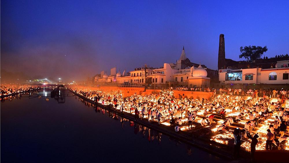 Ka lindur perëndia “Rama”, cili është qyteti indian i larë në dritën e 900,000 llambave të naftës