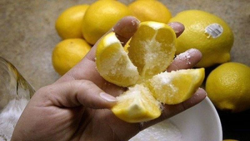 Priteni limonin në 4 dhe shtoni kripë, ky truk do t’ju ndryshojë jetën