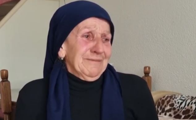 Vajza dëbon nënën nga shtëpia: Jam rrugëve në shi