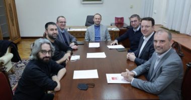 Dështon koalicioni pro-rus në Maqedoni? Deputeti shqiptar tërheq firmën, Zaev dhe Ahmeti ruajnë maxhorancën në Kuvend