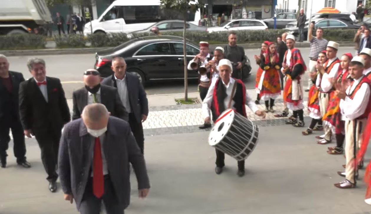 VIDEO/ Rakip Suli pret Metën me tupana në Kamëz