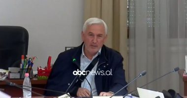 U rrëzua në garazh, Nasip Naço paraqitet me krah të lidhur në Kuvend