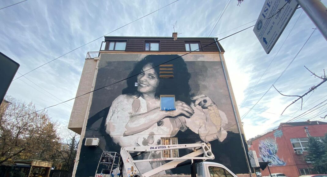 Vendosi reklamën mbi muralin e Nexhmije Pagarushës, gjobitet biznesi në Prishtinë