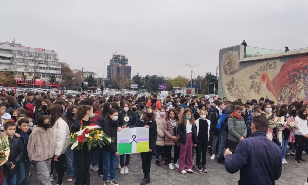 Shkolla “Ismail Qemali” marshim për 5 nxënësit që humbën jetën në aksidentin tragjik