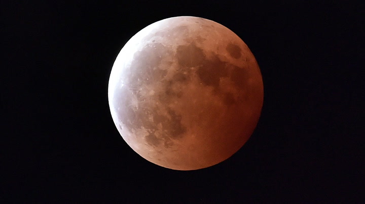 Eklipsi më i gjatë hënor “ndriçon” qiellin, foto mahnitëse nga bota