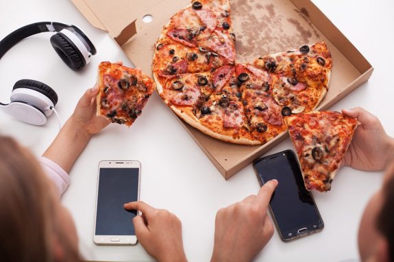 Studimi: Ushqimi jo i shëndetshëm i adoleshentëve lidhet me përdorimin e celularit