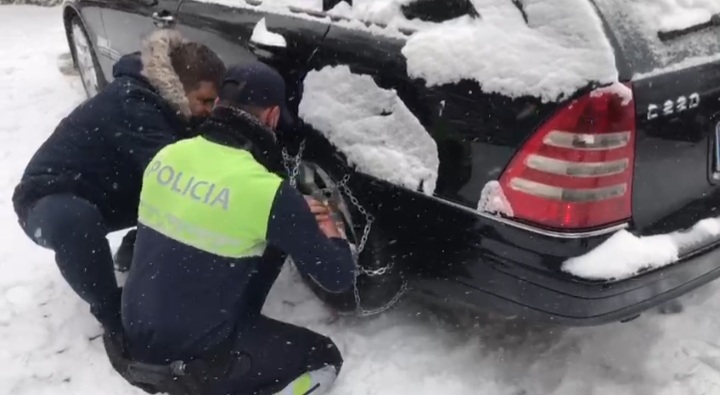 ARRSH apel për shoferët: Policia nuk do ju lejojë të udhëtoni pa goma dimri dhe zinxhirë