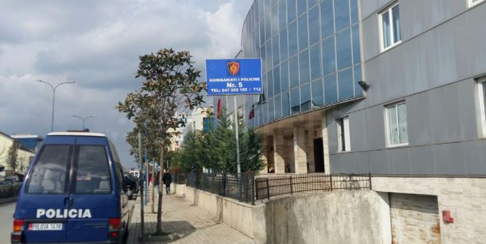 Dyshohet se ngacmoi seksualisht vajzën e tij të mitur, arrestohet 43-vjeçari në Kamëz