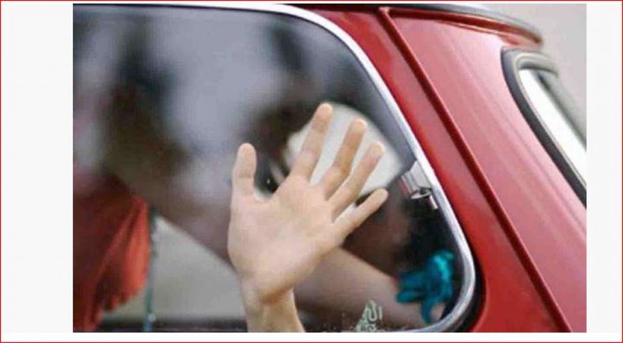 Tronditëse, shefi përdhunon mësuesen në makinë