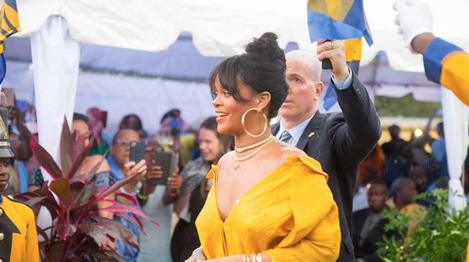 FOTO/ Në mbështetje të babait të djalit të saj, Rihanna  u shfaq për herë të parë në publik pas lindjes