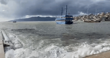 “Kosh plehrash”, shiu dhe era nxjerrin mbetjet e lumenjve në bregdetin e Sarandës