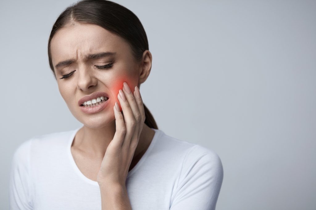Dy zgjidhjet natyrale për dhimbjen e dhëmbit para se të shkoni te dentisti