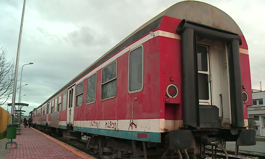 Furgoni përplaset me trenin në Durrës, shoferi në spital
