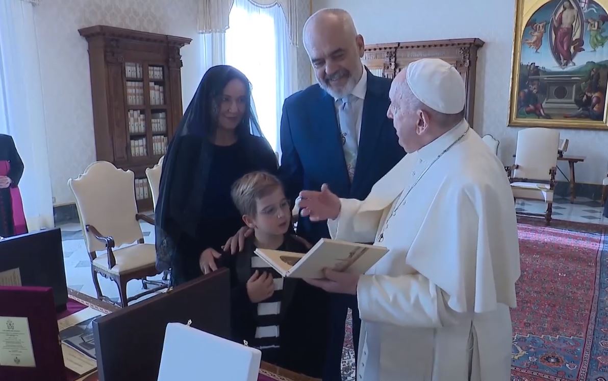 Rama, Linda dhe Zaho vizitë në Pallatin Apostolik, dhuratat që shkëmbyen me Papa Franceskun