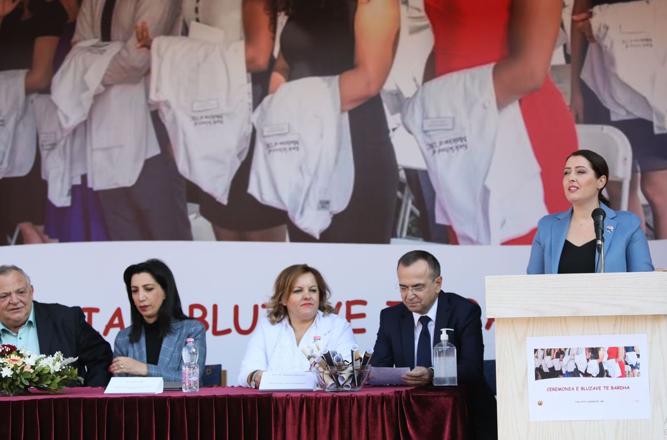 300 studentë veshin bluzat e bardha, Manastirliu-Kushi: Do të rrisim kuotat për mjekësinë