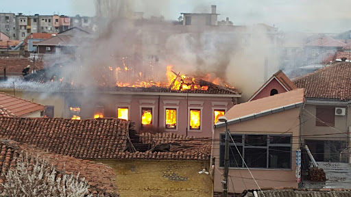 Zjarr në një banesë në Elbasan, 85-vjeçari në gjendje të rëndë për jetën