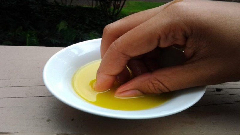 Si të krijoni thonj të mëdhenj dhe të fortë me vaj ulliri