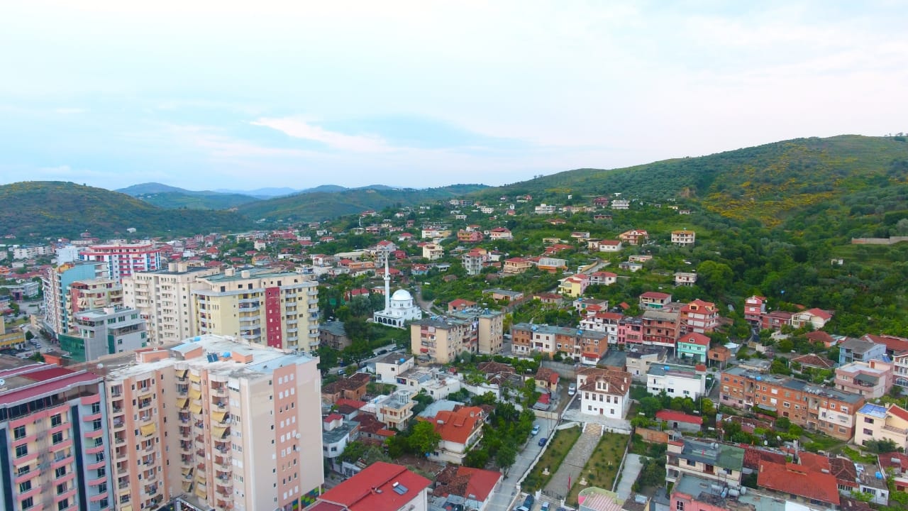 Sulmohet xhamia në Lushnje, policia në kërkim të autorit dhe shkakut