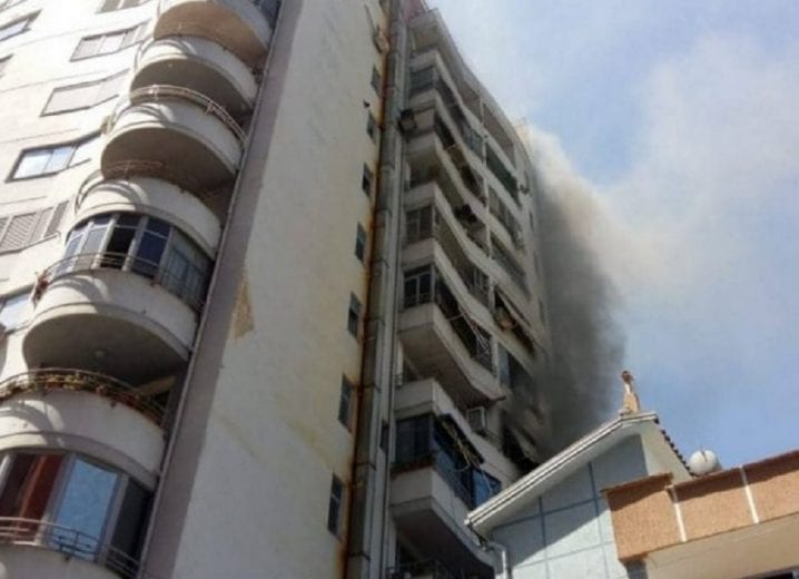 Përfshihet nga flakët banesa në katin e 11-të në Tiranë, dy persona përfundojnë në spital