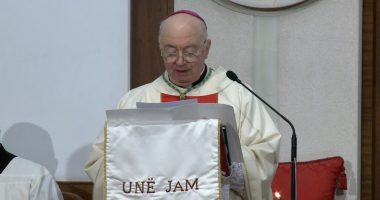 Të krishterët kremtojnë lindjen e Krishtit në Katedralen e “Shën Palit”