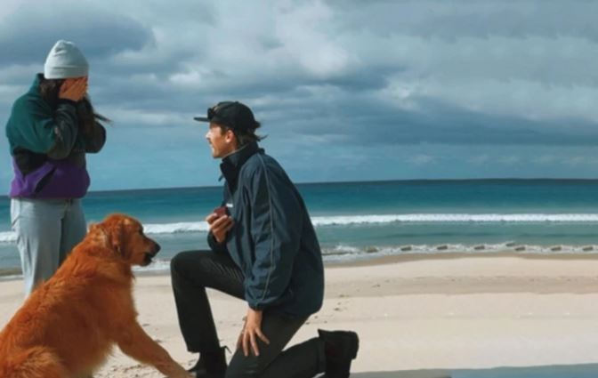 VIDEO/ I propozoi të dashurës në plazh, reagimi i qenit të tij ishte i mrekullueshëm