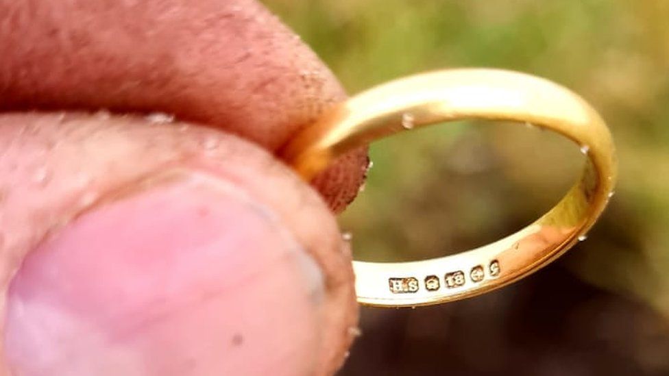 Gruaja gjen unazën e humbur pas 50 vitesh