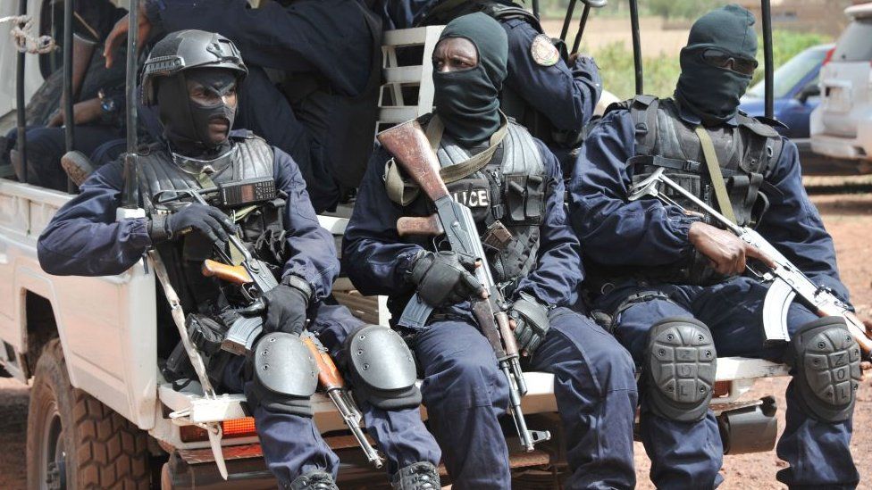 Sulm terrorist në Mali, i vihet flaka një autobusi, humbin jetën 31 persona