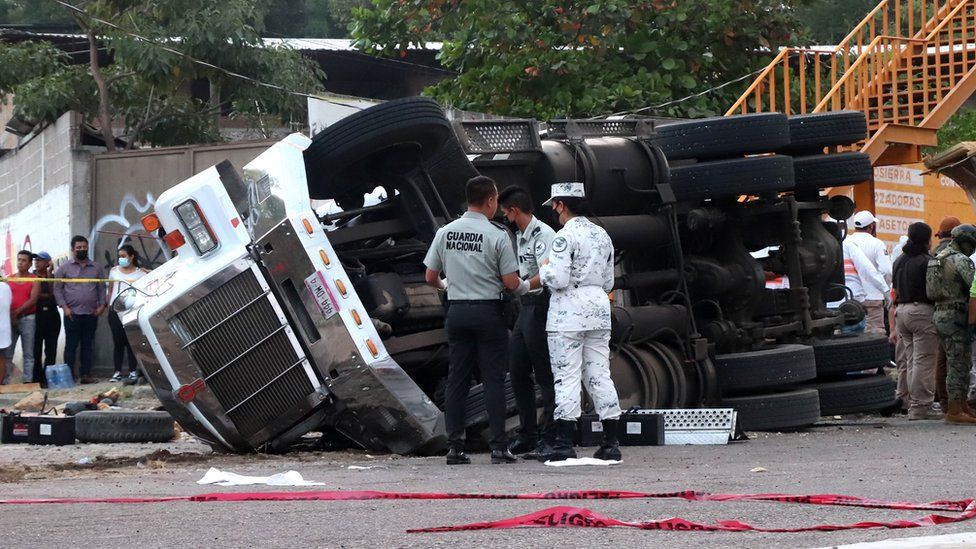 Po “arratiseshin” për një jetë më të mirë, përplaset kamioni me emigrantë, 53 të vdekur