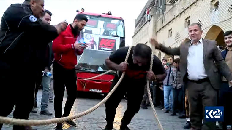 VIDEO/51 vjeçari shënon rekord, tërheq autobusin dykatësh në Irak