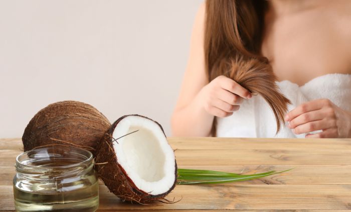 Si ta përdorni siç duhet vajin e kokosit pa i dëmtuar flokët?